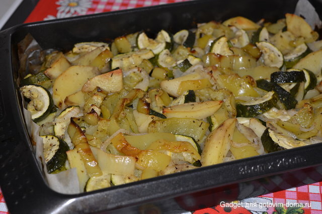 картофель, маринованный и запеченный в духовке с овощами.JPG