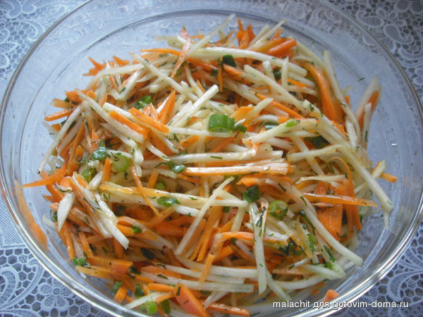 salat iz morkovi i kol'rabi.jpg