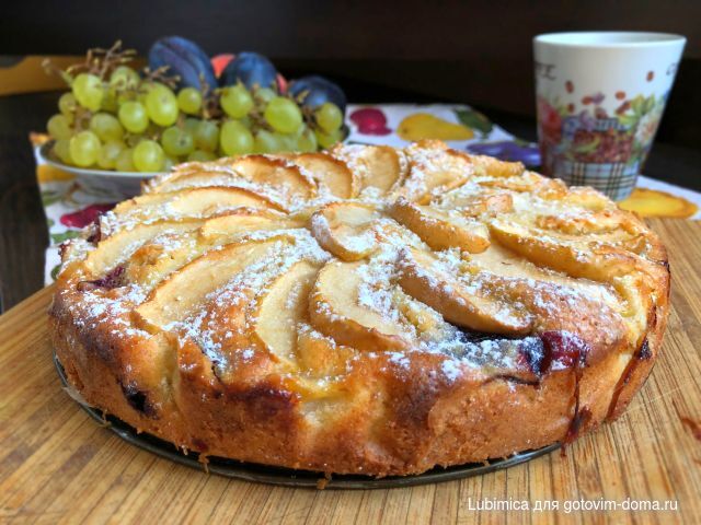 пирог со сливами и яблоками.jpg