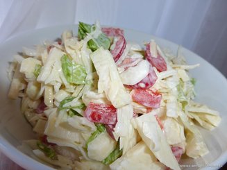 Капустный салат с яблоком и сыром