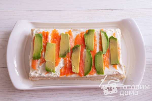 Закусочный слоеный торт с красной рыбой, сливочным сыром и авокадо фото к рецепту 10