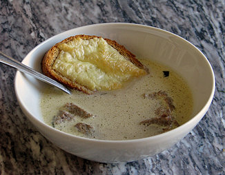 Чесночный суп с сырными гренками