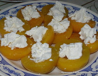 Персики с сыром "Фета" и чесноком