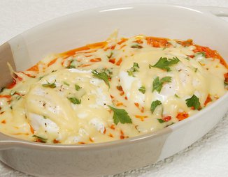 Яйца-пашот, запеченные с томатным соусом и сыром
