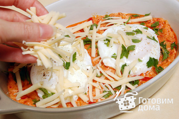 Яйца-пашот, запеченные с томатным соусом и сыром фото к рецепту 8