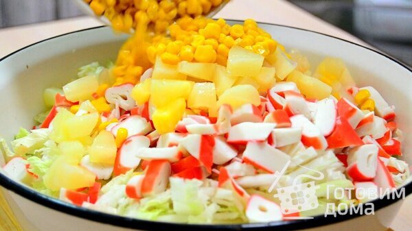 Салат с крабовыми палочками и ананасами фото к рецепту 3