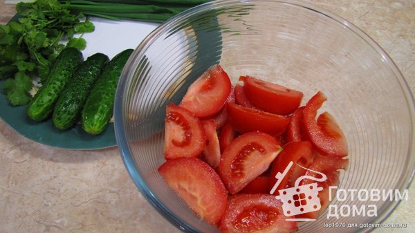 Салат из помидор с огурцами - что может быть нового? фото к рецепту 3