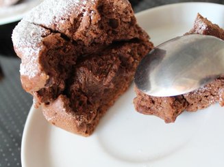Шоколадное горячее пирожное с жидкой начинкой