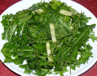 Зеленый салат с рукколой и шпинатом