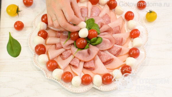 Мясная нарезка на праздничный стол с помидорами и моцареллой фото к рецепту 4