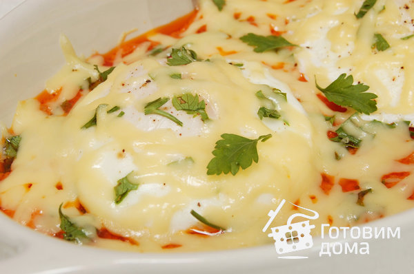 Яйца-пашот, запеченные с томатным соусом и сыром фото к рецепту 9