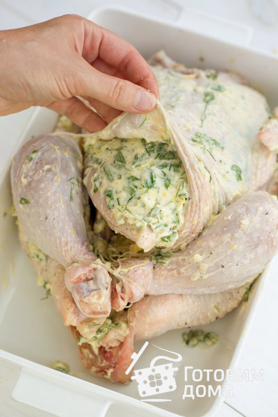 Курица, запеченная с ароматным сливочным маслом и чесноком фото к рецепту 3