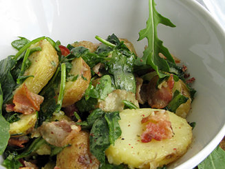 Картофельный салат с руколой и беконом