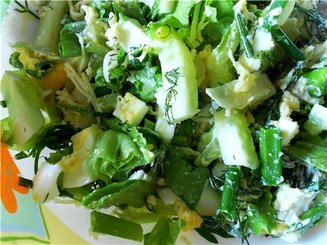 Яичный салат с зеленью, солеными огурцами и брынзой