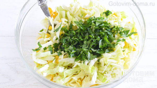 Салат с капустой, тунцом и кукурузой фото к рецепту 4