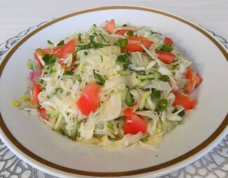Овощной салатик из свежей капусты с редисом