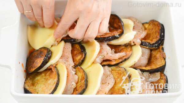Баклажаны с помидорами, курицей и сыром в духовке фото к рецепту 9
