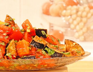 Салат с хрустящими баклажанами и помидорами: рецепт одной из московских сетей ресторанов