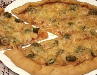 Пицца с креветками и оливками