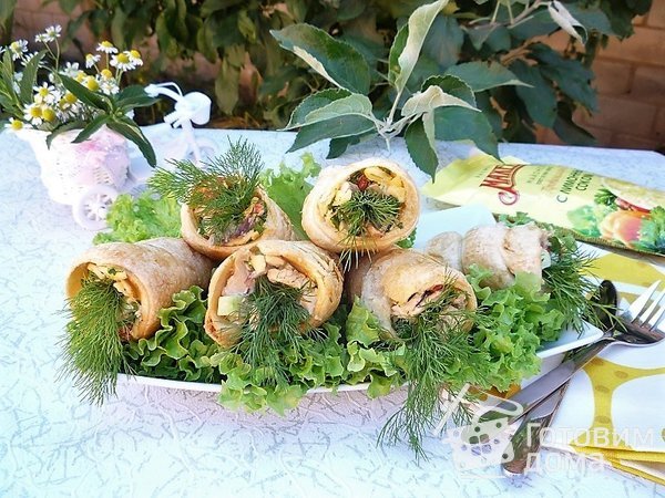 Слоеные трубочки с курицей и овощами фото к рецепту 10