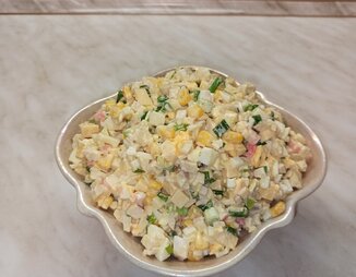 Простой и вкусный салат из крабовых палочек с сыром и грибами