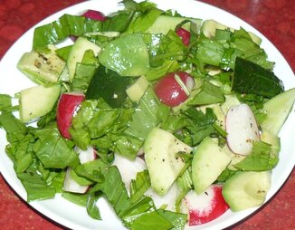 Салат с авокадо и редисом