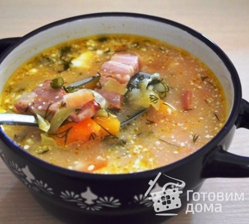 Овощной суп с фасолью и копченостями