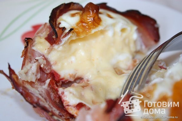 Глазунья с сыром и помидорами в беконе фото к рецепту 4