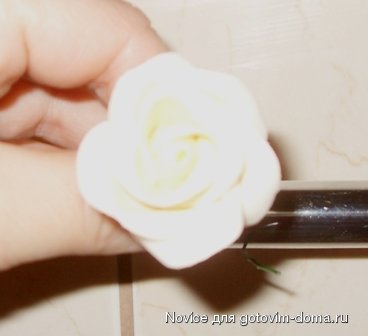 [МК] Изготовление мастики из &quot;маршмеллоу&quot; и розы из мастики фото к рецепту 25