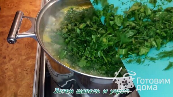 Зеленый борщ с щавелем, яйцами и рисом фото к рецепту 17