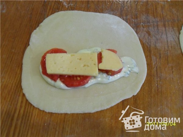 Чебуреки с помидорами и сыром фото к рецепту 1