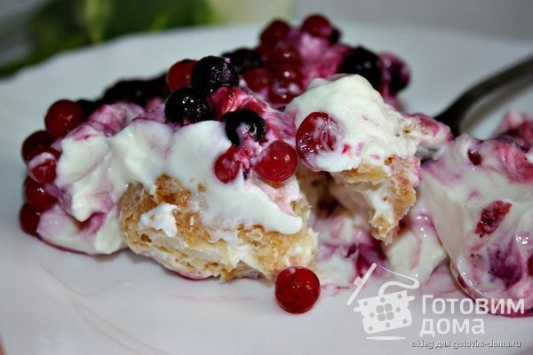 Творожный десерт с ягодами и профитролями фото к рецепту 4