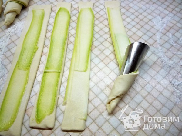 Слоеные трубочки с курицей и овощами фото к рецепту 3