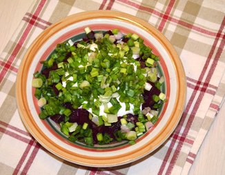 Салат из свеклы со сметаной и зеленым луком