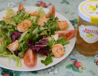 Зеленый салат с креветками и лимонным джемом Махеев