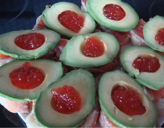 "Драконий глаз" Бутерброд с  авокадо и красной икрой