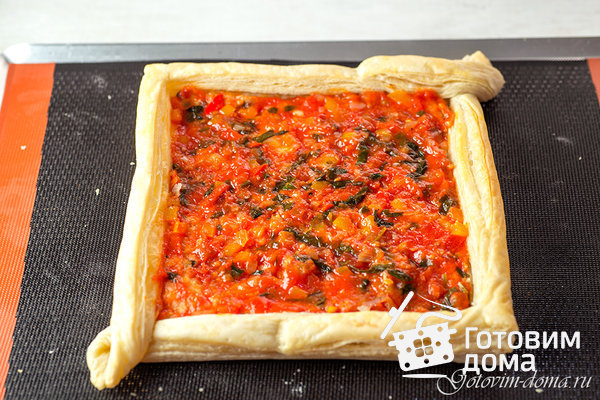 Слоеный пирог с томатами и маслинами фото к рецепту 7