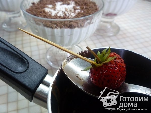 Творожный десерт с шоколадом, сливками и клубникой фото к рецепту 4