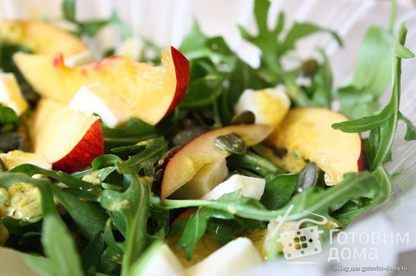Салат с рукколой, персиками и моцареллой фото к рецепту 3