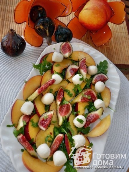 Салат с персиком, инжиром и моцареллой фото к рецепту 1