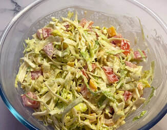 Здоровый и вкусный вегетарианский салат Цезарь в домашних условиях