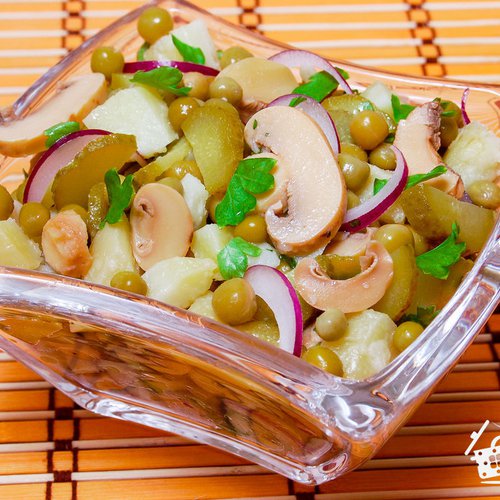 Постный Оливье или Картофельный салат с грибами и горошком