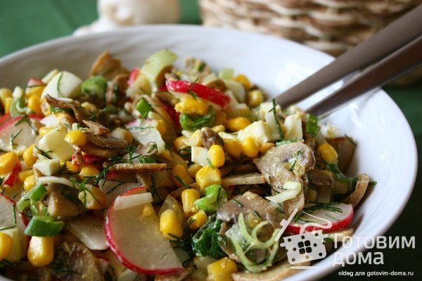 Весенний грибной салат с редисом, яйцами и кукурузой фото к рецепту 2