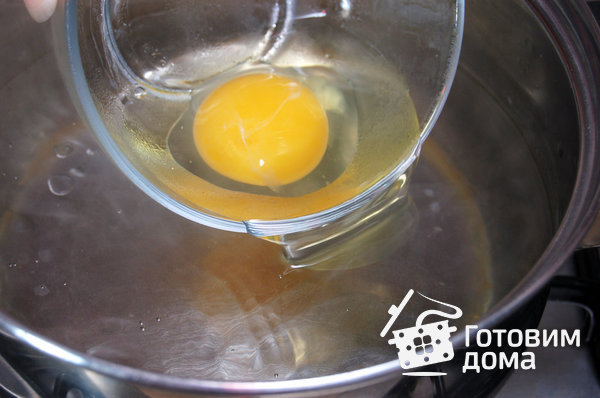 Яйца-пашот, запеченные с томатным соусом и сыром фото к рецепту 1