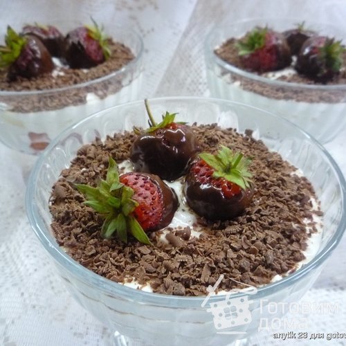 Творожный десерт с шоколадом, сливками и клубникой