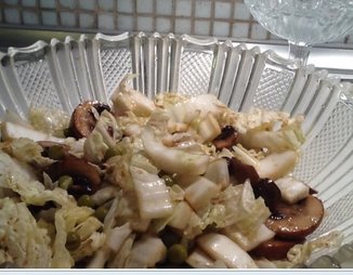 Салат из свежей капусты с жареными грибами