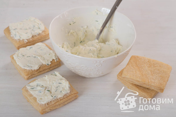 Закусочные слойки со сливочным сыром и лососем фото к рецепту 3