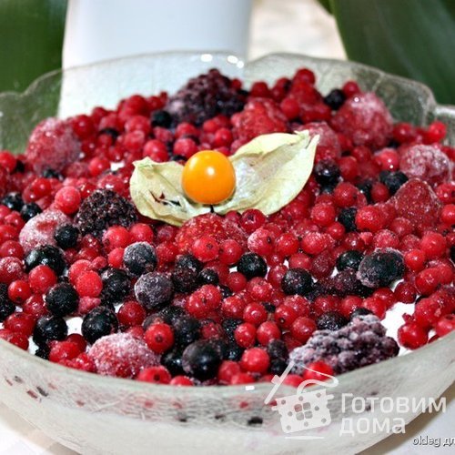 Творожный десерт с ягодами и профитролями