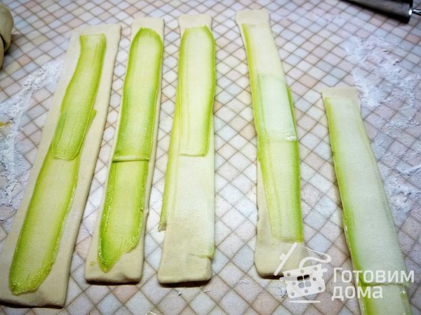 Слоеные трубочки с курицей и овощами фото к рецепту 2