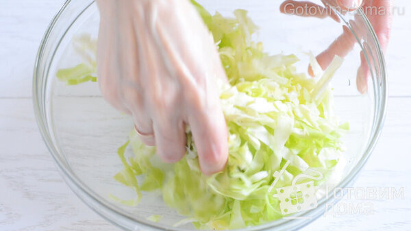 Салат с капустой, тунцом и кукурузой фото к рецепту 2